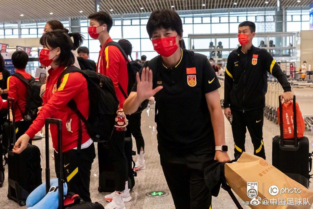 况且我作为纽约警察局长，这件案子也会在我的履历上留下一个抹不掉的污点，我都可以坦然面对，你有什么好纠结犹豫的？说到这，局长清了清嗓子，又道：咳咳……李，如果你不愿意的话，那就只能由纽约警局公开宣布暂停你的工作，至于暂停你工作的原因，也是鉴于你在此次系列案件中的多个环节中负有不可推卸的责任，包括但不限于这么长时间没能发现费浩洋等人的犯罪事实，以及费浩洋被绑架一案一直到费浩洋被撕票也没能抓住凶手。
